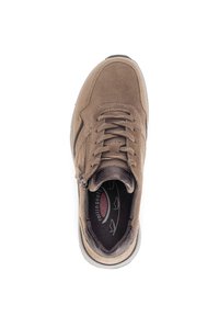 Bruine suède sneaker met een ronde neus, textuur veters, een zijrits, een gevoerd kraag en een rubberen zool. Interieur heeft een patrooninlegzool.