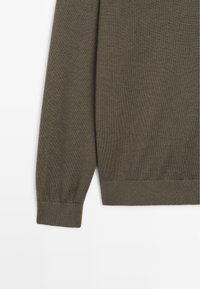 Olive green sweater with long sleeves, knit texture, ribbed cuffs and hem, featuring a classic crew neckline and a soft finish.