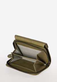 Portafoglio in pelle verde oliva con chiusura a zip, foderato internamente con righe e dotato di molteplici scomparti per carte e contante. Design compatto.