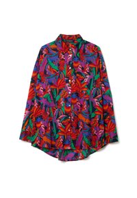 Camisa de manga corta con un vibrante patrón floral, que presenta tonos de rojo, rosa, púrpura y verde. Con botones en la parte delantera y cuello.