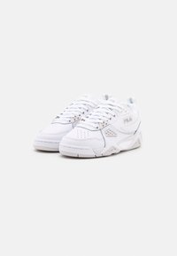 Scarpe sportive bianche con punta arrotondata, dettagli perforati e un design testurizzato sottile. Presentano accenti blu e grigi, lacci e marchio.