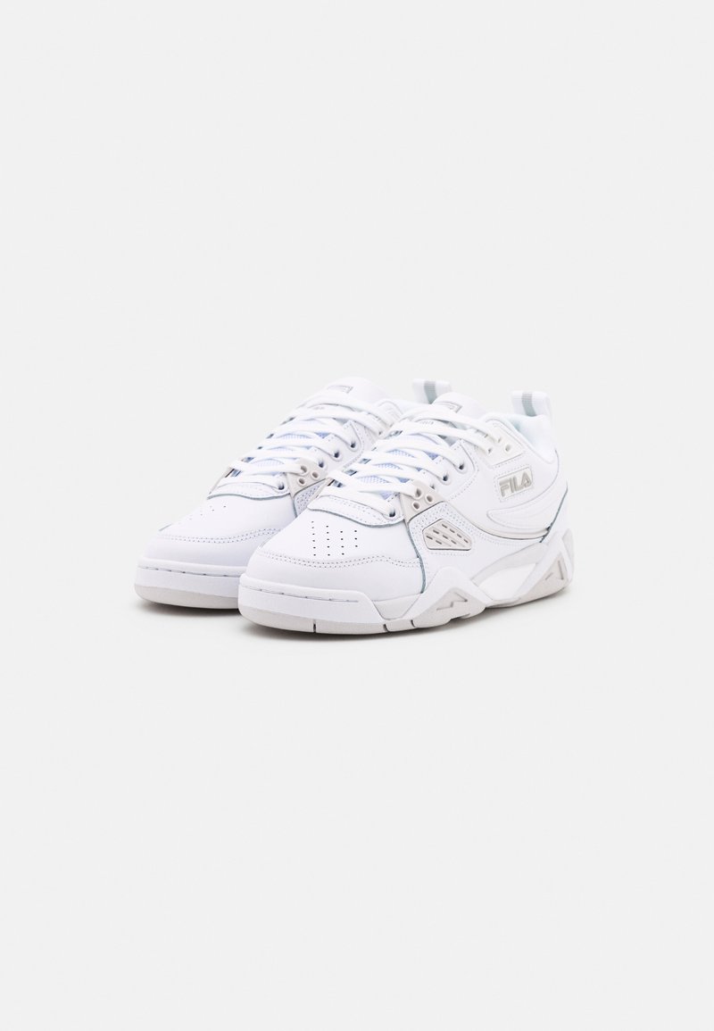 Scarpe sportive bianche con punta arrotondata, dettagli perforati e un design testurizzato sottile. Presentano accenti blu e grigi, lacci e marchio.