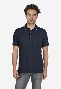 Marineblauw poloshirt met een tweeknopssluiting, witte gestreepte kraagaccenten en korte mouwen, gemaakt van een zachte katoenmix.