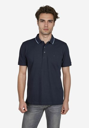 Marineblaues Poloshirt mit Knopfleiste mit zwei Knöpfen, weißen gestreiften Kragenakzenten und kurzen Ärmeln, aus einem weichen Baumwoll-Mischgewebe.