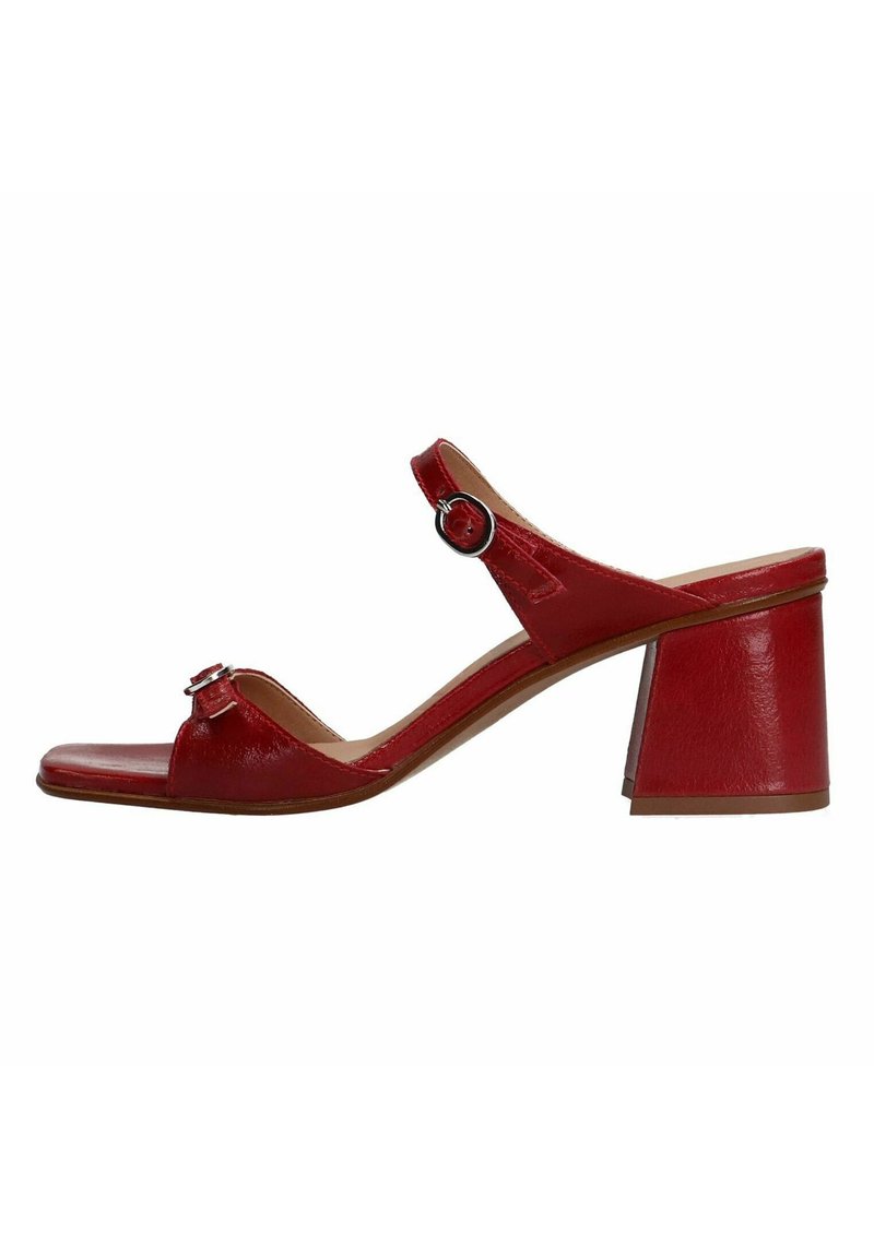 Rode leren blokhak sandaal met open teen en verstelbare band met een metalen gesp accent. Flatschoenen met een gestructureerde afwerking.