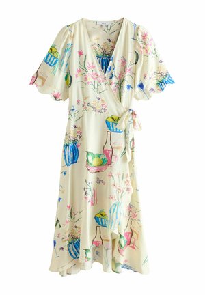 Cremefarbiges Wickelkleid mit kurzen, flatternden Ärmeln, bedruckt mit bunten Skizzen von Blumen, Vasen, Obstschalen und Flaschen.