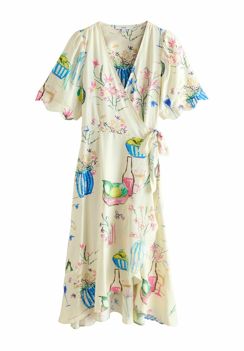 Vestito avvolgente color crema con maniche corte a volant, stampato con schizzi colorati di fiori, vasi, ciotole di frutta e bottiglie.