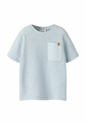 T-shirt azzurra chiaro a maniche corte in tessuto a nido d'ape con scollo rotondo e taschino monocromatico sul petto sul lato sinistro.