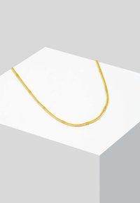 Guldtonad halsband med en slät, flexibel kedjedesign, som har en rund form och fina, texturerade länkar.