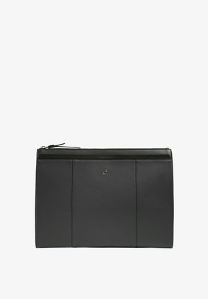 Bolsa de cuero negro con textura suave, con cierre de cremallera y un logo sutil. Forma rectangular con diseño minimalista y dos bolsillos delanteros.