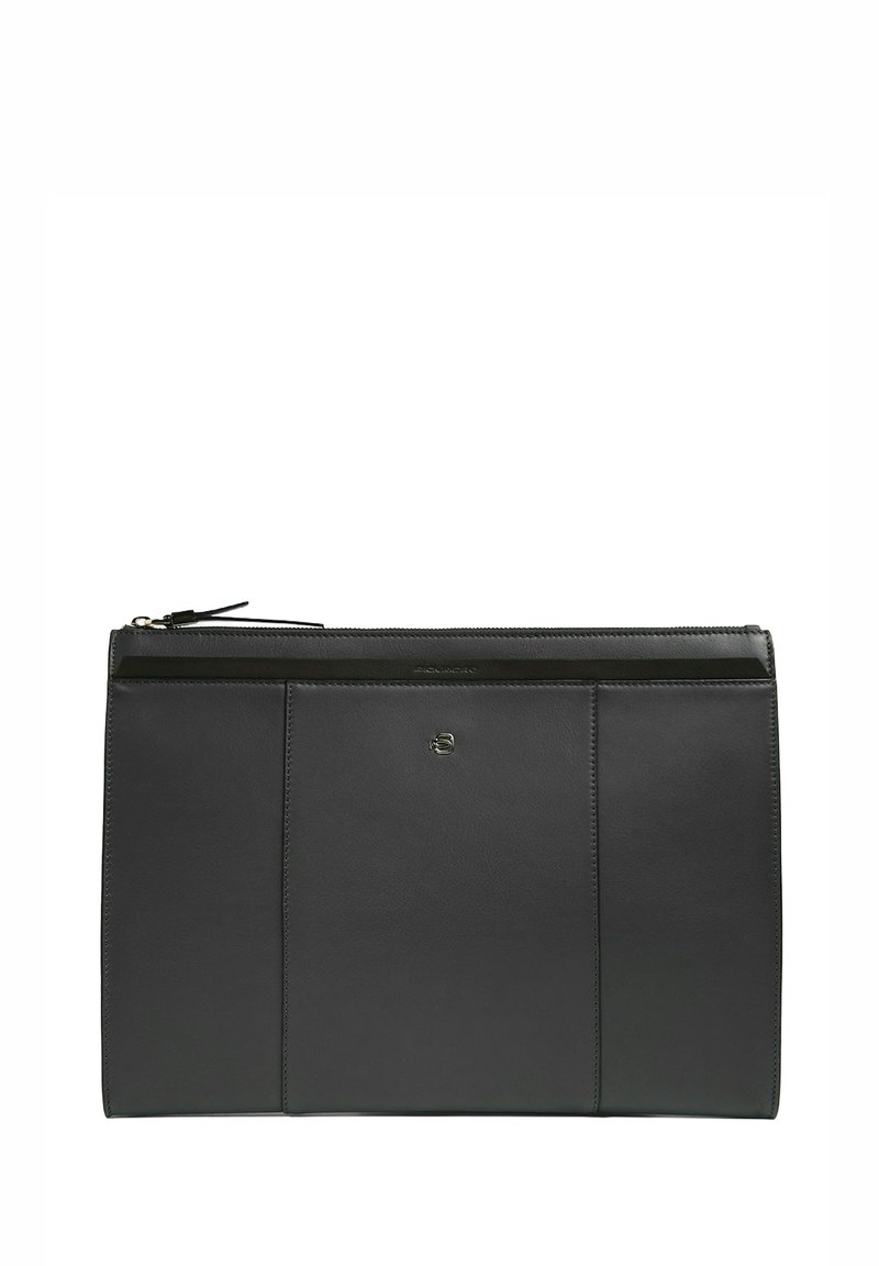 Zwart leren tasje met een gladde textuur, voorzien van een ritssluiting en een subtiel logo. Rechthoekige vorm met minimalistisch ontwerp en twee voorvakken.