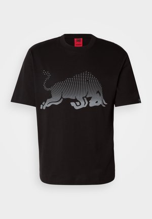 Zwarte katoenen t-shirt met een groot zilveren grafisch ontwerp van een stier, met een stippenpatroon. Ronde hals en korte mouwen.
