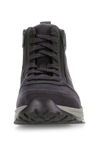 Botas de senderismo en púrpura oscuro con un upper texturizado, que cuentan con cordones y cremalleras laterales, puntera reforzada y una suela exterior de goma duradera con diseño de tracción.