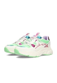 Zapatillas deportivas blancas con detalles en verde y rosa, que presentan una suela de goma texturizada y un tejido sintético liso en la parte superior.