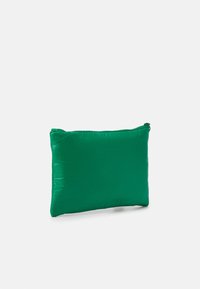 Pochette rectangulaire verte avec une texture lisse et brillante, dotée d'une fermeture éclair en haut. Aucun motif ou détail métallique visible.