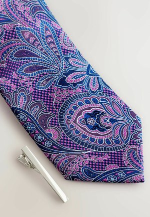 Lila und blaue Paisley-Halskrawatte mit intricaten Blumenmustern, dazu eine silberne Krawattennadel. Glatte Textur und lebendige Farben.