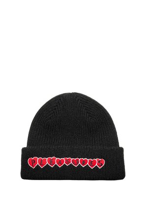 Czarna dzianinowa czapka z podwiniętym mankietem, zdobiona czerwonymi naszywkami w kształcie serc, tworzącymi słowo "PLEASURES" czarnymi literami.