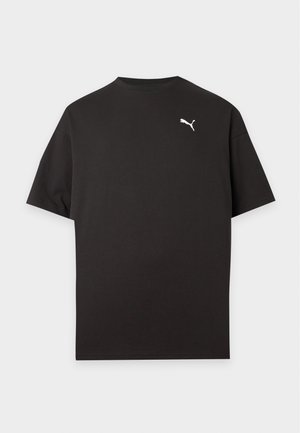 Czarny T-shirt z krótkim rękawem i okrągłym dekoltem, z małym białym logo Puma na górnej lewej części klatki piersiowej.