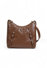 Borsa a mano in pelle marrone con finitura texturizzata, dotata di metalleria dorata, manici regolabili e un accento triangolare con logo sulla parte anteriore.