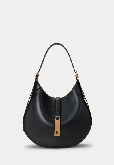 Czarna, skórzana torebka w kształcie półksiężyca z pojedynczym paskiem i złotą, prostokątną klamrą z logo konia i jeźdźca.