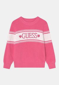 Suéter de punto rosa con la palabra "GUESS" en blanco en el pecho, con acentos de corazón y rayas blancas contrastantes en las mangas.