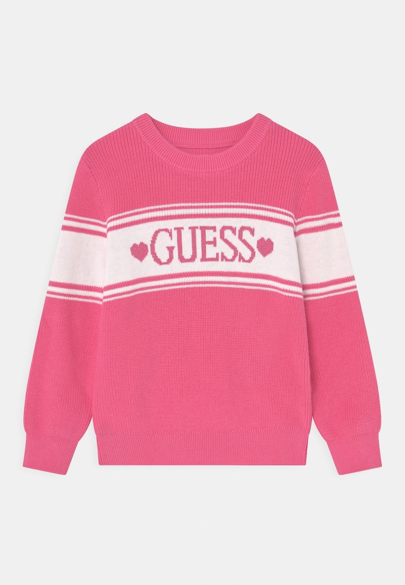 Suéter de punto rosa con la palabra "GUESS" en blanco en el pecho, con acentos de corazón y rayas blancas contrastantes en las mangas.