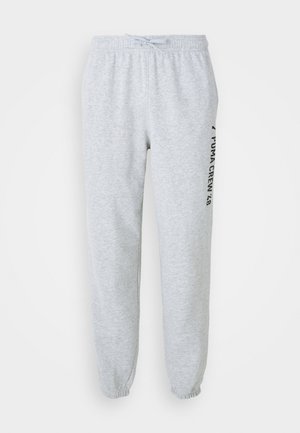 Grå sweats med elastisk talje, snøre og tætsiddende ankler. Har et side-logo tryk i sort. Blødt bomuldsstof.