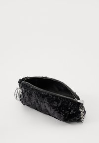 Clutch nera con paillettes, dotata di chiusura con zip, con una superficie testurizzata, hardware argentato e un charm decorativo per un tocco in più.