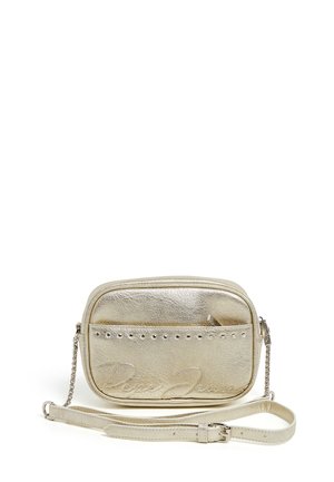 Bolso cruzado metálico dorado con un acabado texturizado, que cuenta con un bolsillo frontal, detalles de tachuelas y una correa desmontable.