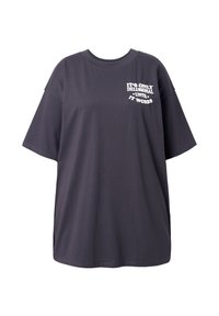 Przesadny, krótki rękaw ciemnoszary t-shirt z okrągłym dekoltem i białym nadrukiem po lewej stronie, wykonany z miękkiego materiału bawełnianego.