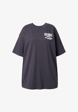 T-shirt oversize à manches courtes gris foncé avec un col rond et une impression de texte blanc sur le côté gauche, fabriqué en coton doux.