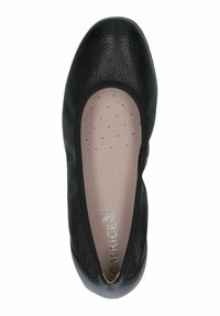 Ballerina nera in pelle con upper texturizzato, punta arrotondata e soletta perforata. Suola flessibile e branding discreto sulla soletta.