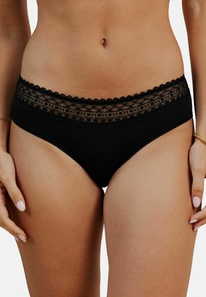 Culotte de bikini noire avec une taille en dentelle texturée, présentant des bords festonnés et un tissu lisse et extensible pour le confort et l'ajustement.