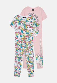 Ensemble de pyjama deux pièces composé d'un haut rose avec un texte "My Little Pony" et de motifs de licornes colorés sur le bas blanc. Tissu en coton doux.