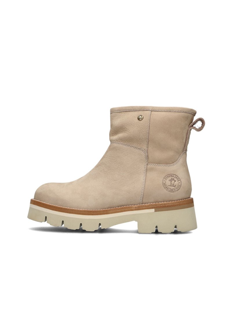 Botas de tobillo de cuero beige con una textura suave, suela de goma y un logo decorativo en el costado. Cuentan con una lengüeta y punta redonda.