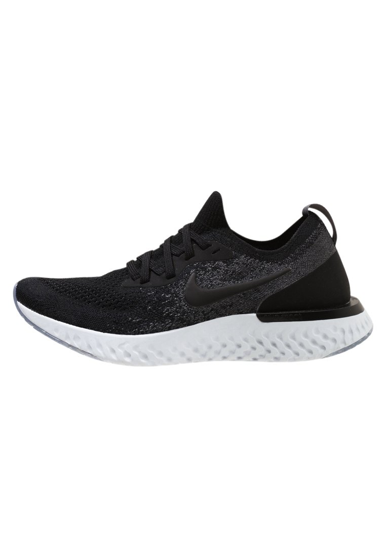 Zapatilla deportiva negra con parte superior de punto y detalles texturizados, que presenta una entresuela blanca y acentos negros. Diseño ligero y transpirable.