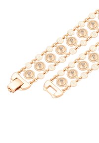 Arany karkötő kör alakú láncszemekkel, melyek texturált mintákkal és beágyazott átlátszó drágakövekkel rendelkeznek, nyitott csattal, fehér háttéren bemutatva.