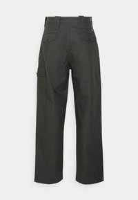 Tmavě zelené kalhoty do pasu z bavlněné směsové tkaniny. Mají dva zadní kapsy, jednu boční kapsu a volný střih.