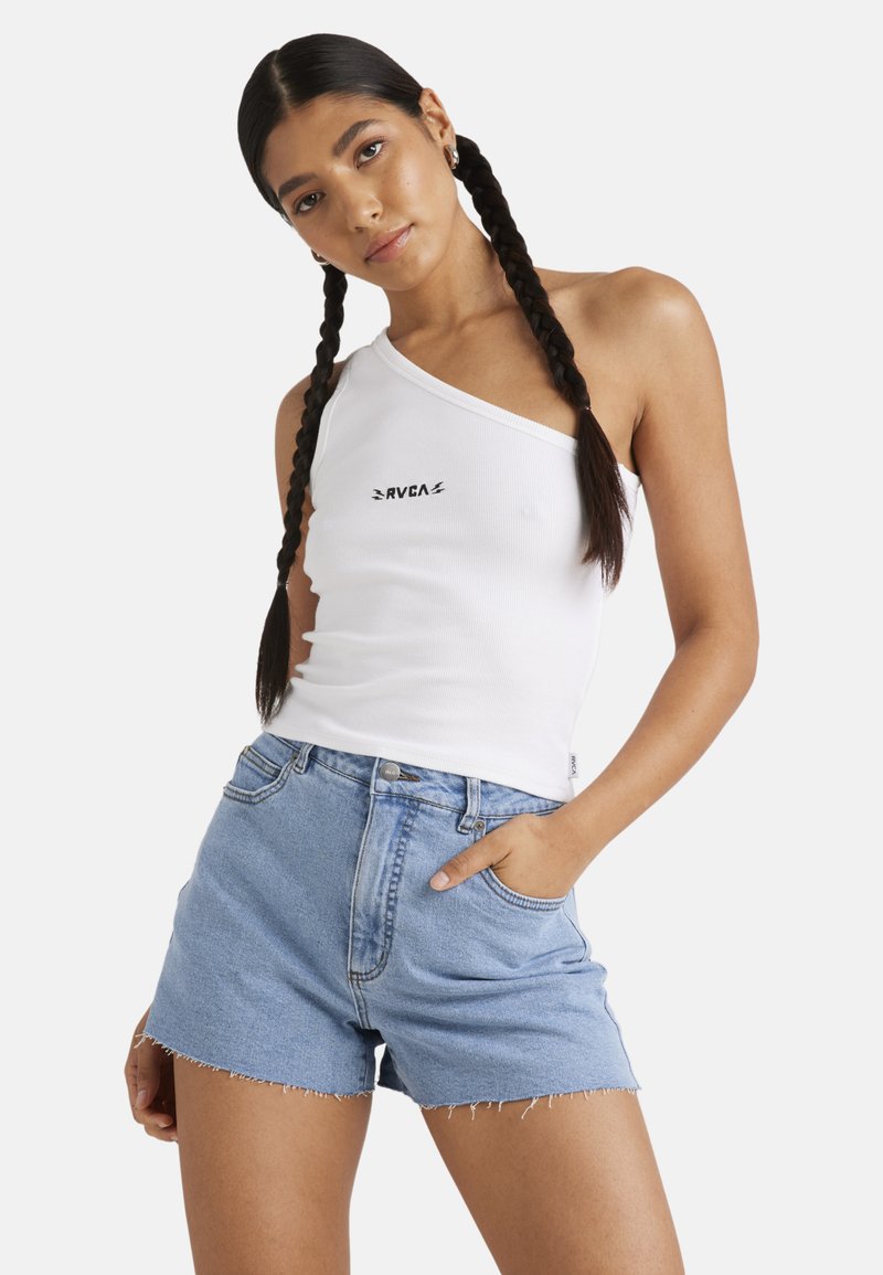 Débardeur blanc à une épaule, en maille côtelée, avec le logo RVCA noir, associé à un short en denim bleu clair avec un ourlet effiloché et une taille retroussée.