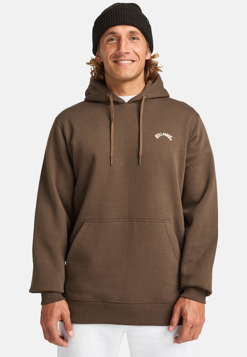 Brauner Hoodie mit verstellbaren Kordeln, Fronttasche und gerippten Bündchen. Mit Logo in weißem Text auf der oberen linken Brust.