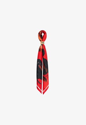 Roter Seidenschal mit abstraktem Blumenmuster in Schwarz und Braun, versehen mit einem geknoteten Akzent und einem kleinen Etikett am Knoten.