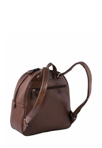 Mochila de cuero marrón con correas ajustables, asa superior y bolsillos con cremallera sobre un fondo blanco.