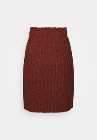 Jupe mini en maille rouge rouille avec un design texturé à côtes et une taille élastique. Présente un motif abstrait subtil sur l'ensemble.