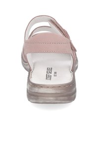 Růžové semišové sandály s širokým páskem, zadním otvorem a texturovanou podrážkou s mírně zvýšeným podpatkem. Logo viditelné na stélce.