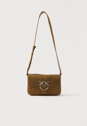 Sac à bandoulière en daim marron avec fermoir argenté en forme d'oiseau et coutures décoratives, bandoulière réglable, forme rectangulaire sur fond uni.