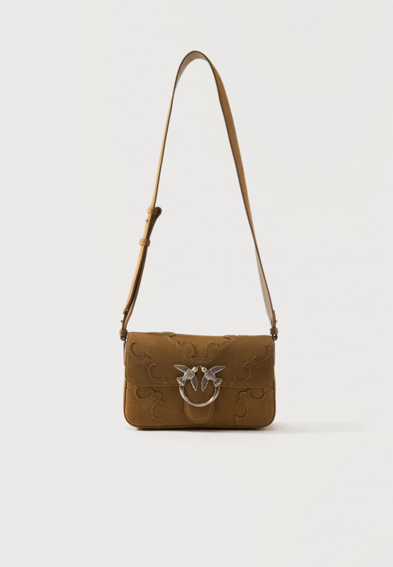 Καφετί σουέτ τσάντα ώμου με κούμπωμα σε σχήμα πουλιού από ασημί μέταλλο και διακοσμητικό ράψιμο, ρυθμιζόμενο λουρί, ορθογώνιο σχήμα σε απλό φόντο.