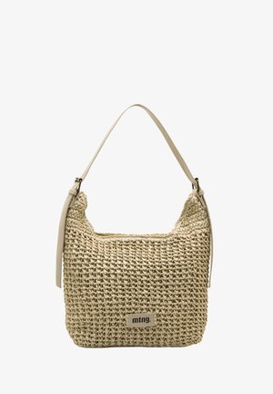 Bolso de hombro beige tejido con una superficie suave y texturizada, forma curva y una correa ajustable de color claro. Cuenta con una parche con el logo.