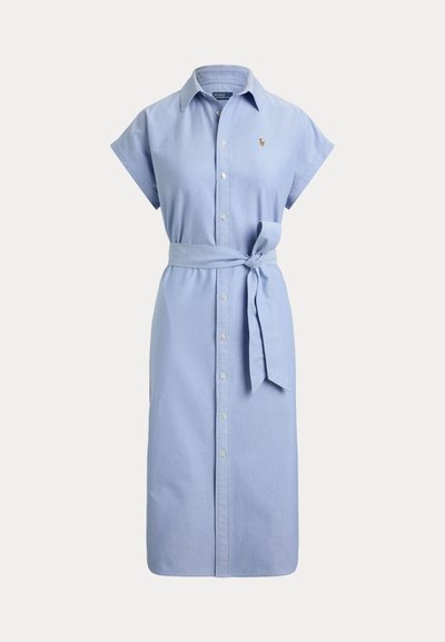 Hellblaues kurzärmeliges Hemdkleid mit Knöpfen vorne und einem gebundenen Taillengürtel, mit einem kleinen gestickten Logo auf der Brust.