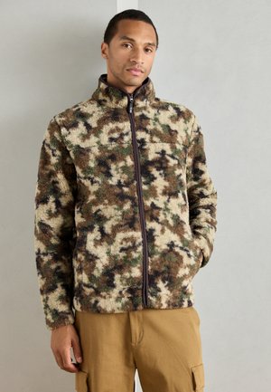 Chaqueta de forro polar en un patrón de camuflaje marrón, verde y beige. Con un cuello alto y cremallera de longitud completa, con tejido texturizado.