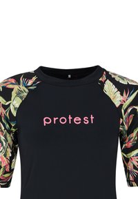 Musta rash guard, jossa on kukkakuosiset hihat. Ominaisuuksiin kuuluu pyöreä pääntie ja keskellä rintaa oleva sana "protesti" vaaleanpunaisena.